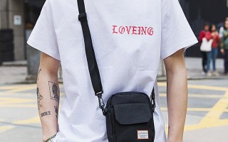 足球斜挎包男生可以戴吗，足球斜挎包男生可以戴吗图片
