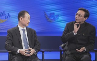 王健林喜欢踢足球吗，王健林喜欢踢足球吗英文